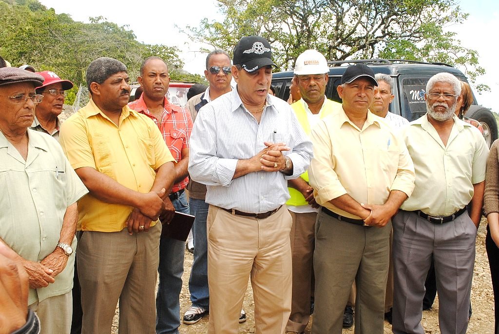 Gobernador de Espaillat da primer picazo en Villa Trina